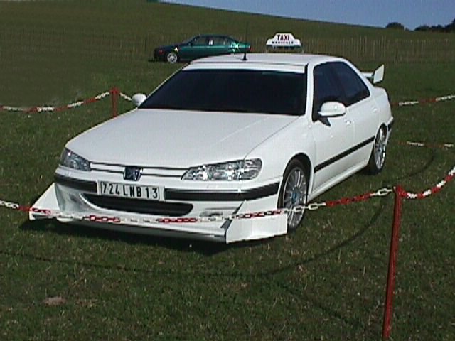 La 406 du film TAXI dans le parc VIP