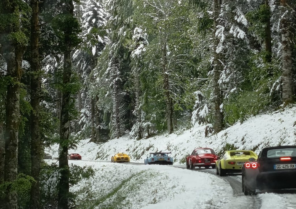 En balade sur les routes du Cantal, des conditions m�t�o dignes d'un � rallye de Monte-Carlo Historique �