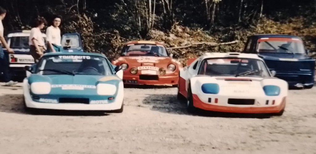 Les deux autos au repos